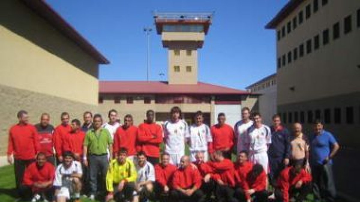 Los dos equipos posan antes del partido en las instalaciones del centro de Mansilla de las Mulas.