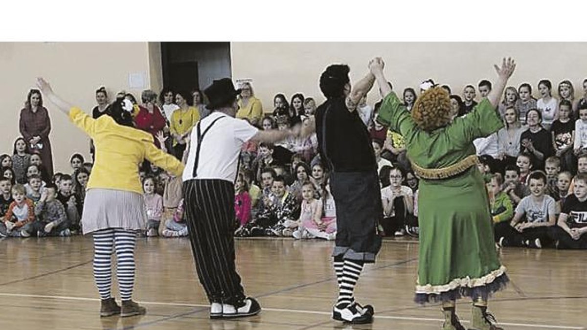 La ‘troupe’ de cuatro Payasos sin Fronteras, en un polideportivo con niños y niñas ucranianos refugiados en la frontera de Polonia, la semana pasada. PAWEL BANASZCZYK