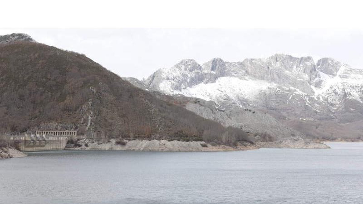 Una vista de la presa de Juan Benet, en el Porma, que alberga un 50% de su volumen total de llenado. MARCIANO PÉREZ