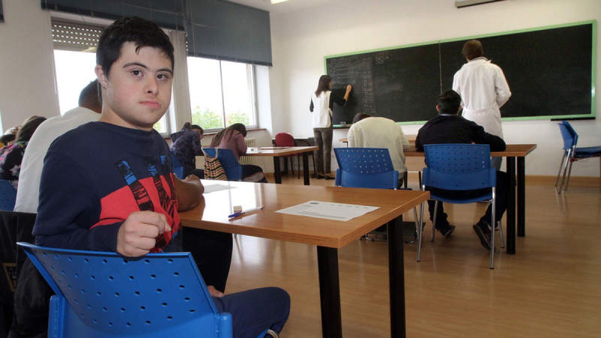 Rubén, ayer en el aula de formación profesional básica de Amidown, donde se acaba de integrar en el segundo curso