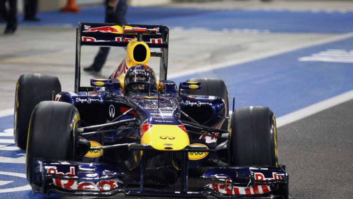 El alemán de la escudería Red Bull de Fórmula Uno, Sebastian Vettel, pilota su monoplaza durante la sesión clasificatoria del Gran Premio de Abu Dabi.