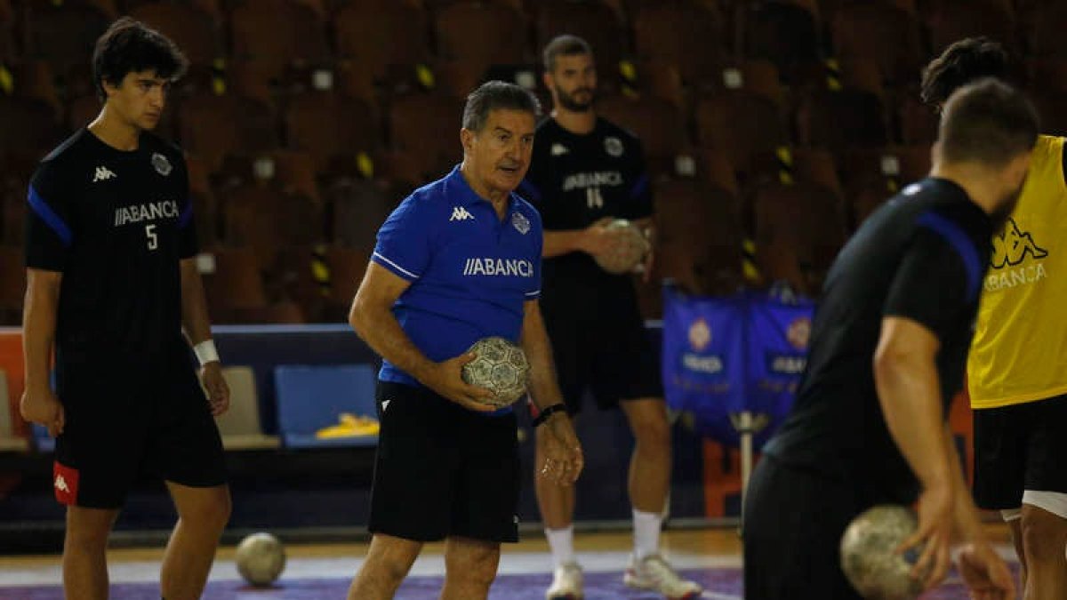 Manolo Cadenas en un entrenamiento del Ademar en el Palacio. FERNANDO OTERO