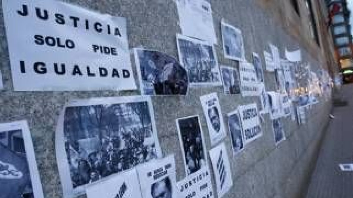 Los juzgados de León han estado cubiertos de pasquines estos días