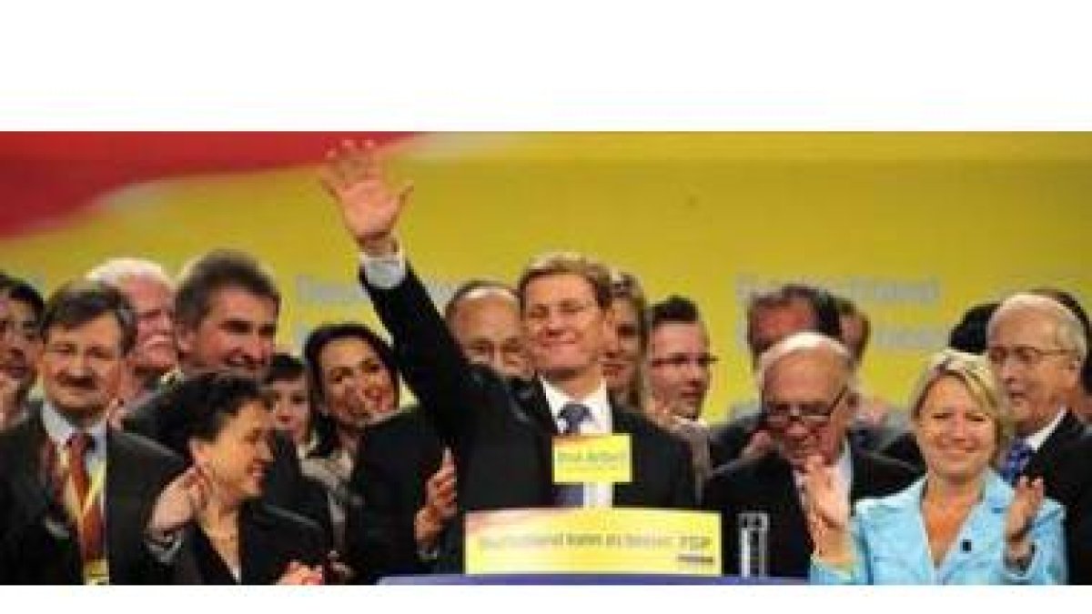 El líder del Partido Liberal, Westerwelle, saluda a los delegados durante la conferencia que el part