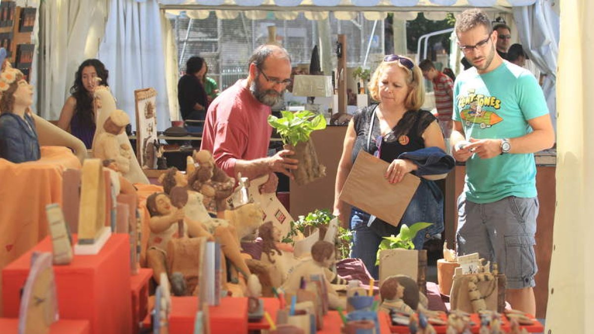 Riesco y Queipo, con algunos de los artistas de la feria.