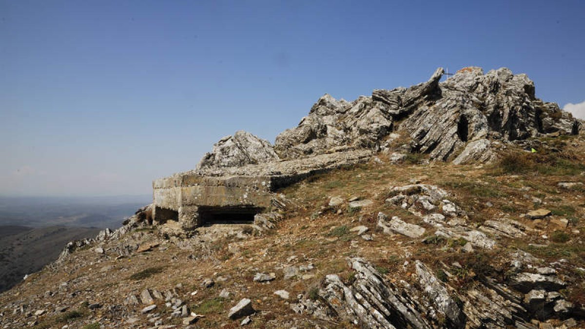 Trincheras de roca excavadas en la cumbre del Pico Fontañán.