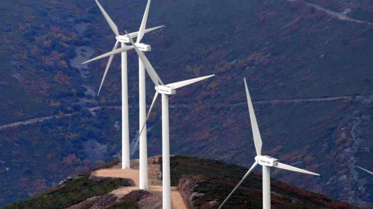 Aerogeneradores instalados en las montañas del Bierzo, en una imagen de archivo.