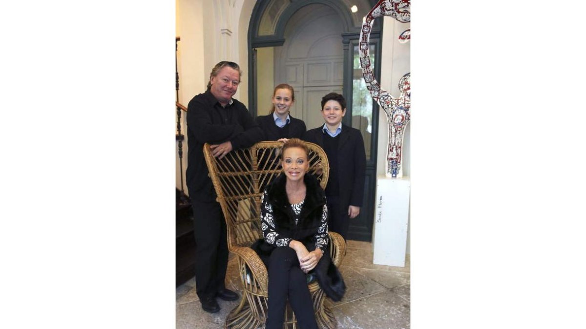 Paloma San Basilio, el director del Coro de Saint Marc y dos niños