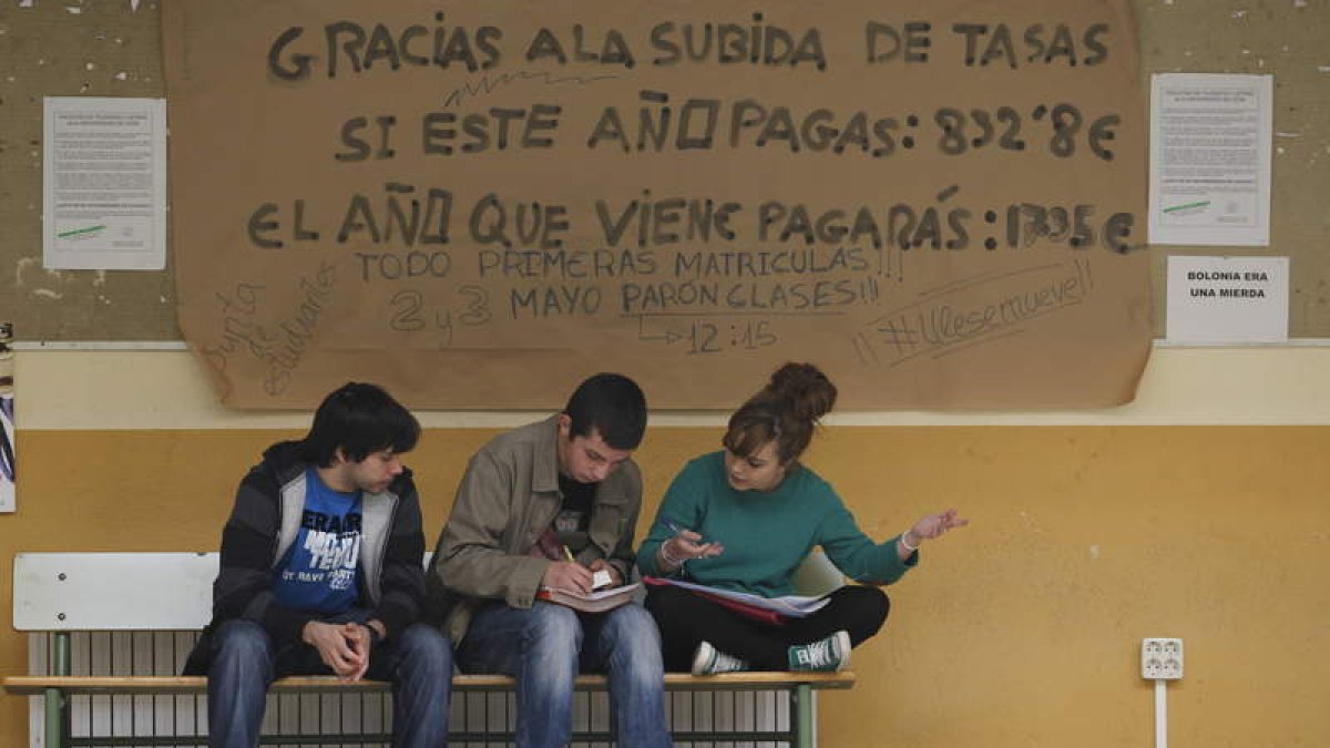 Pancartas reivindicativas llenan las paredes de los centros.