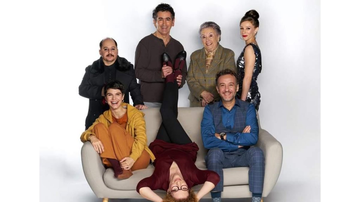 El reparto de ‘El mago’, con María Galiana. DL