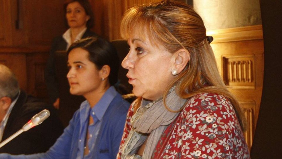 Triana Martínez, la joven detenida junto a su madre por el crimen de Isabel Carrasco, junto a la presidenta de la Diputación en una rueda de prensa que dieron juntas