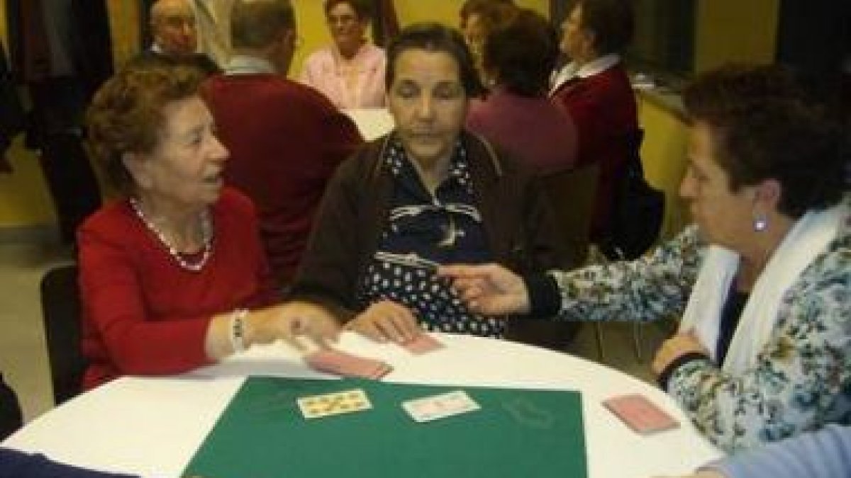 Cien mayores acuden a diario al centro para jugar a las cartas.