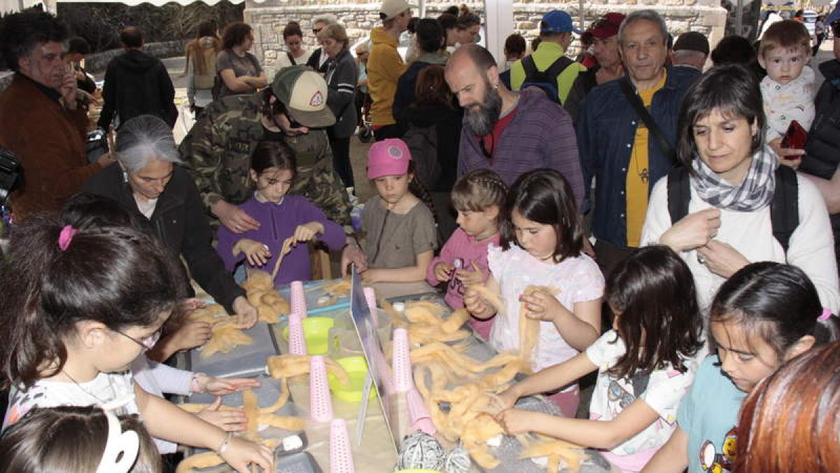 Los niños sintiendo la textura de la lana. CAMPOS