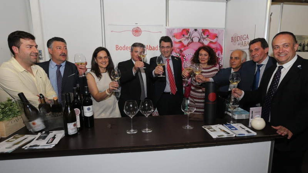 Las autoridades que acudieron a la inauguración de la feria de Carracedelo hicieron un alto en el stand de Bodega del Abad. L. D. M.