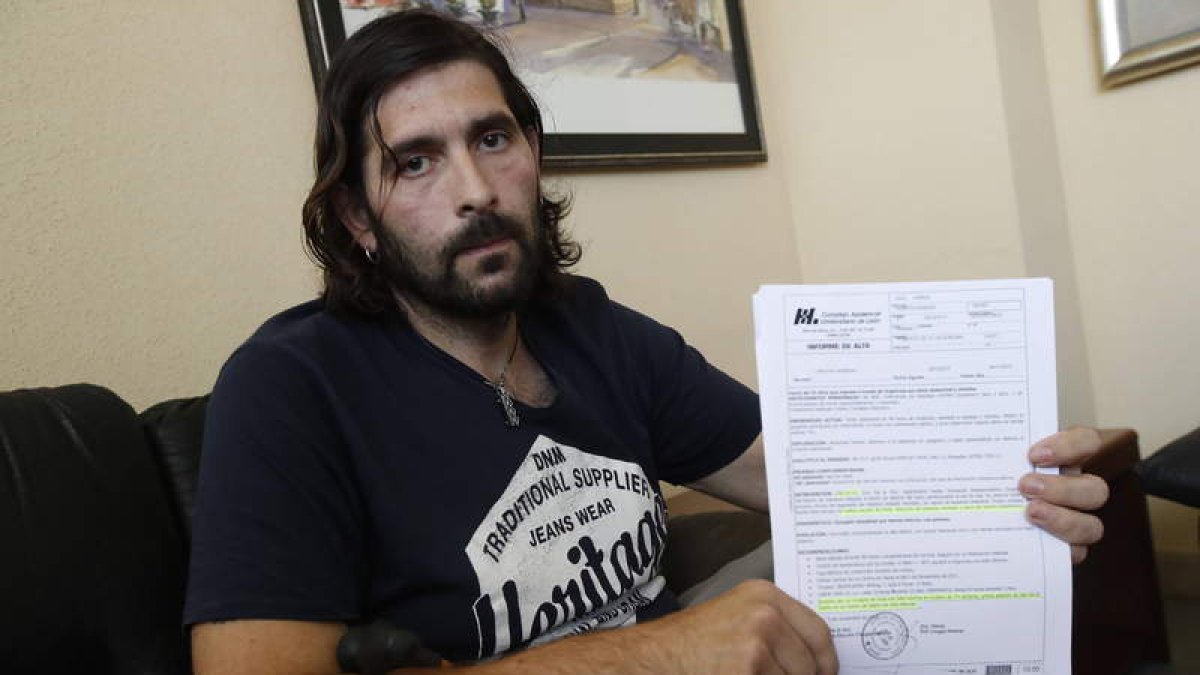 Alberto Manuel Díaz Cañón, con los informes médicos que recoge la reclamación patrimonial. RAMIRO