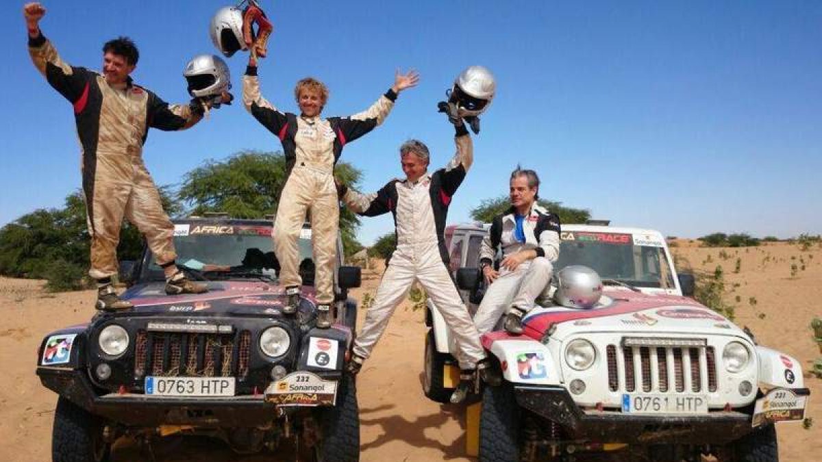 Calleja celebra encima de su Jeep junto a Aregall la consecución de su reto. A su lado Plaza y De Quinto.