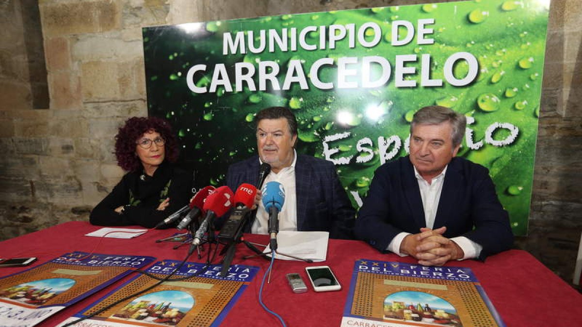 Vicky Crespo, Manuel Reguera y Raúl Valcarce presentaron ayer la feria. L. DE LA MATA