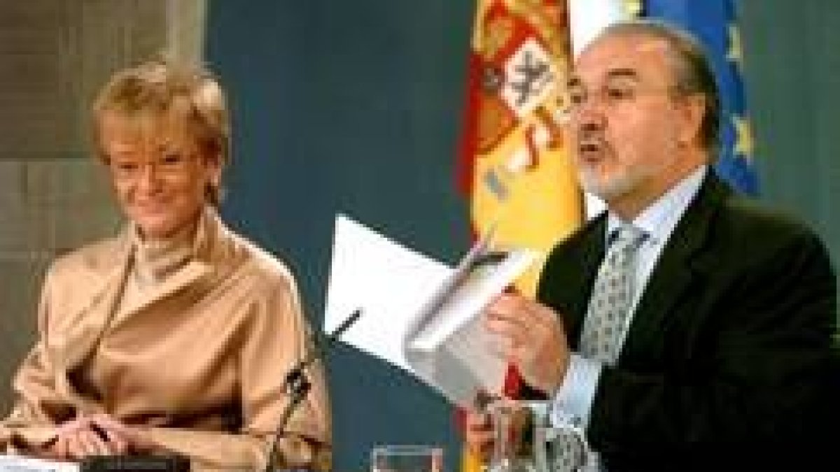 Los dos vicepresidentes del Gobierno, en la rueda de prensa de ayer tras el Consejo de Ministros