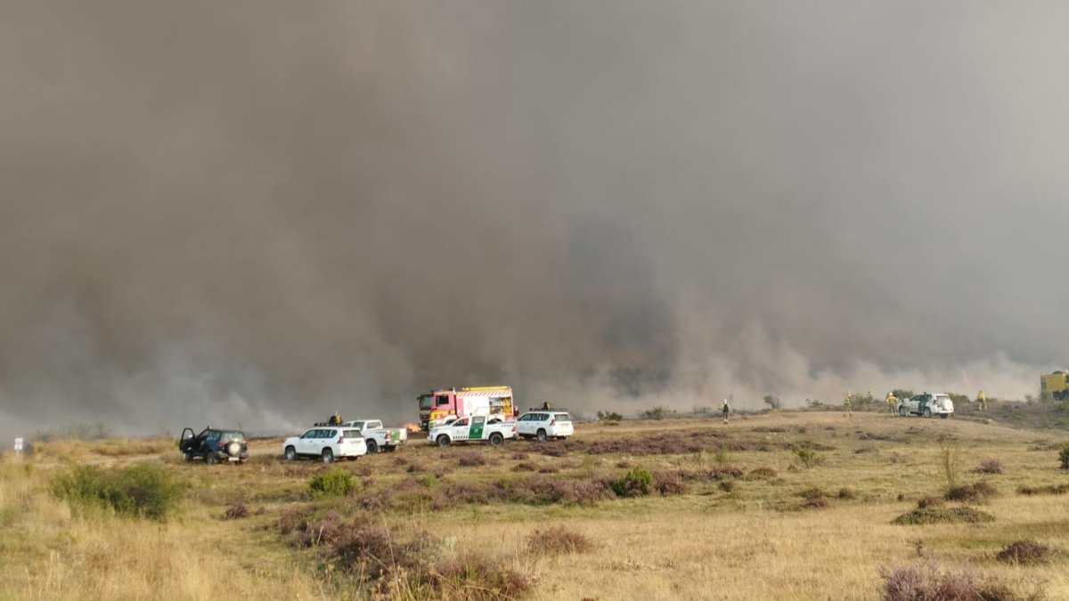 Un devastador incendio amenazó Valporquero de Rueda y deja dos brigadistas heridos