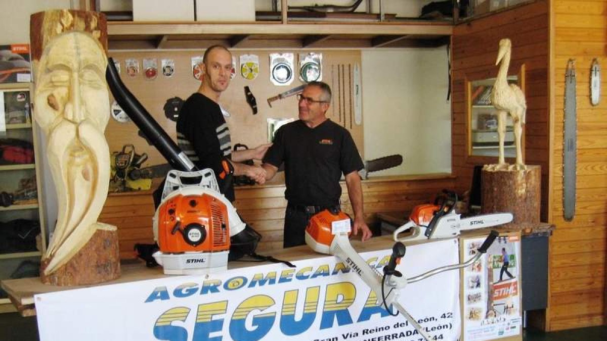El ganador recogió la maquinaría en Agromecánica Segura.