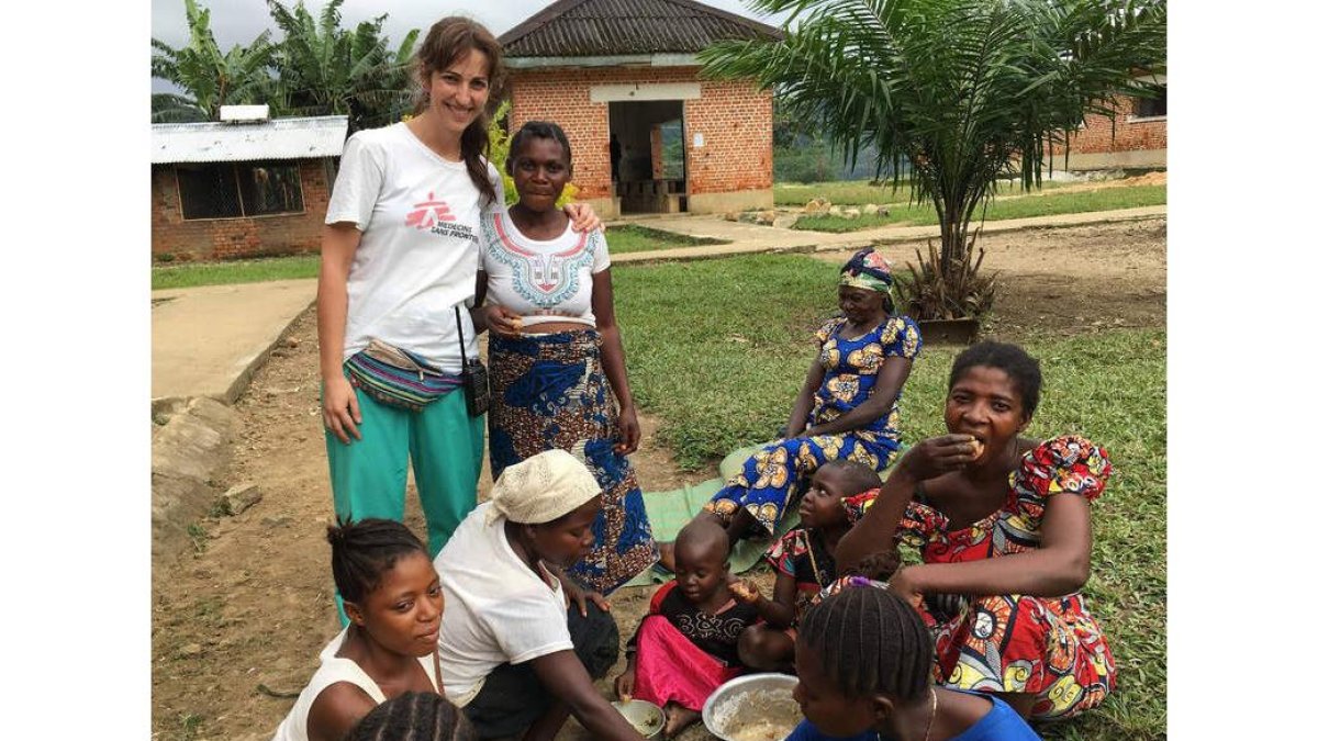 Gema Latorre, con un grupo de mujeres a las que atendió en Médicos sin Fronteras.