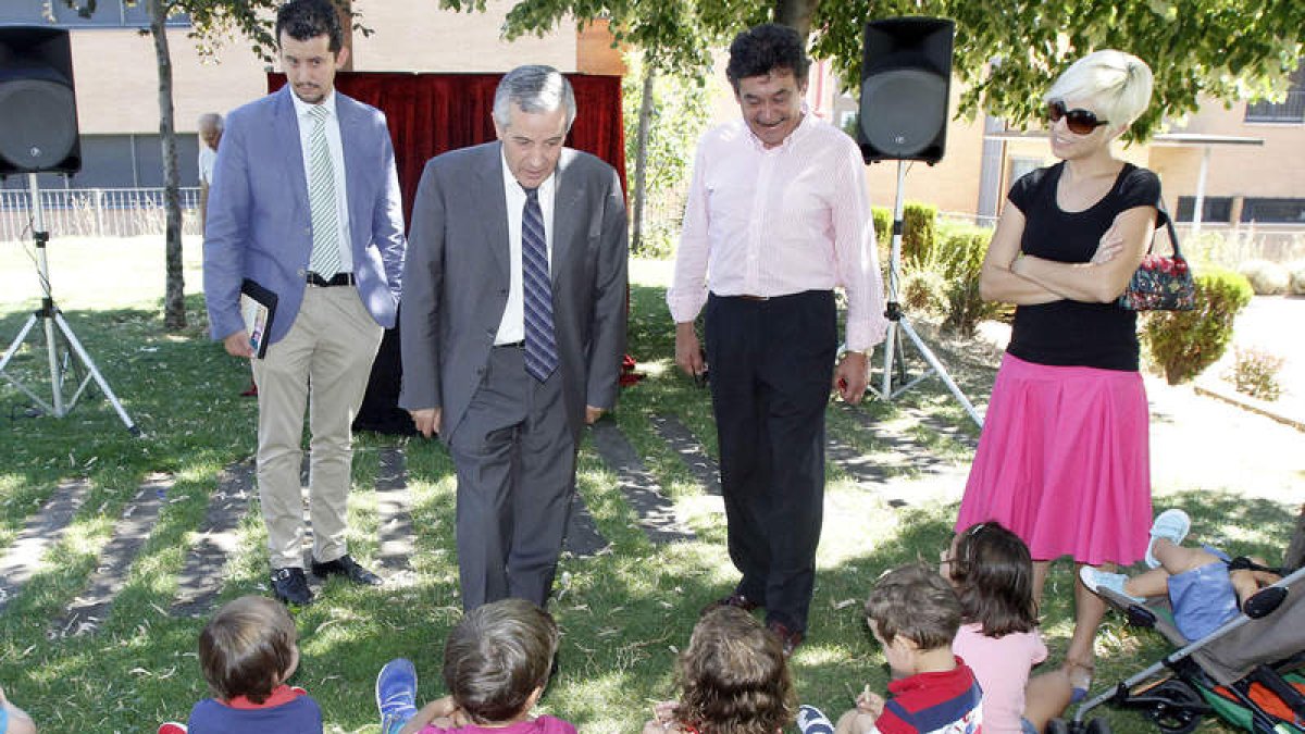 Gutiérrez visitó las actividades de títeres que se hacen en los parques este verano.