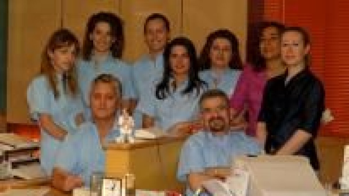 El doctor Luis Martín Villa rodeado de todo su equipo de colaboradores en su consulta