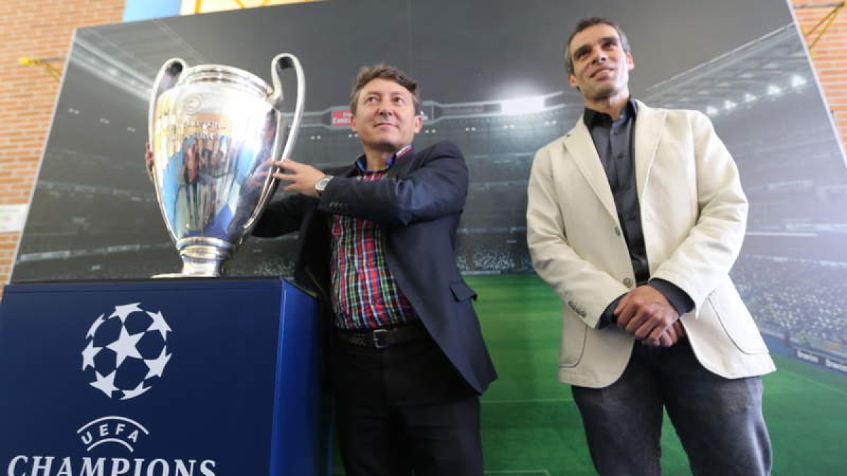 Folgueral y Gallardo posan con la Copa de Europa en el centro cívico de Cuatrovientos.