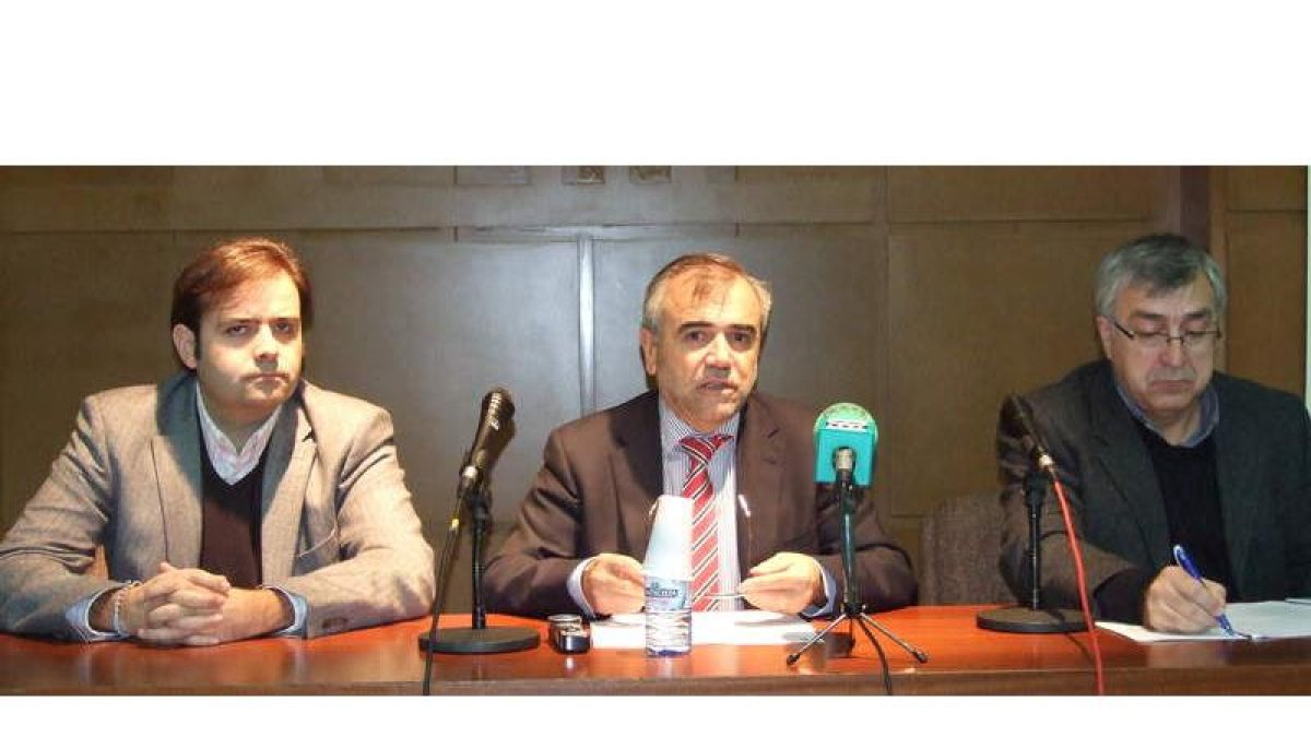 Tino Rodríguez, José Miguel Palazuelo y el alcalde de Puebla de Sanabria y senador, José Fernández.