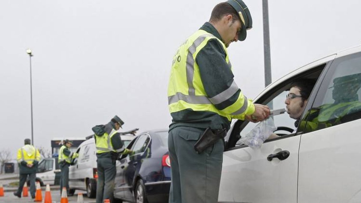 Control de alcoholemia y drogas en los accesos a León.
