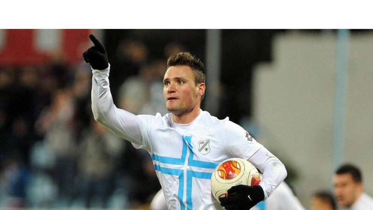 Leon Benko es un jugador de área muy oportunista que destaca en el juego aéreo. En la imagen celebra un gol