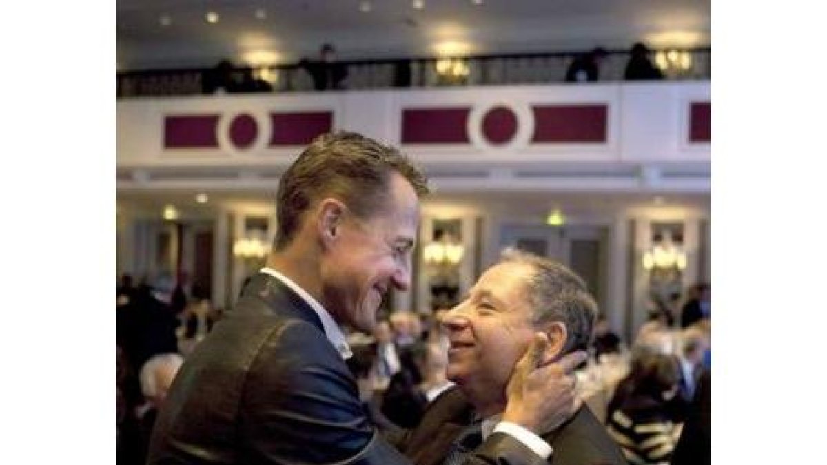 Michael Schumacher felicita a su «protector», Jean Todt.