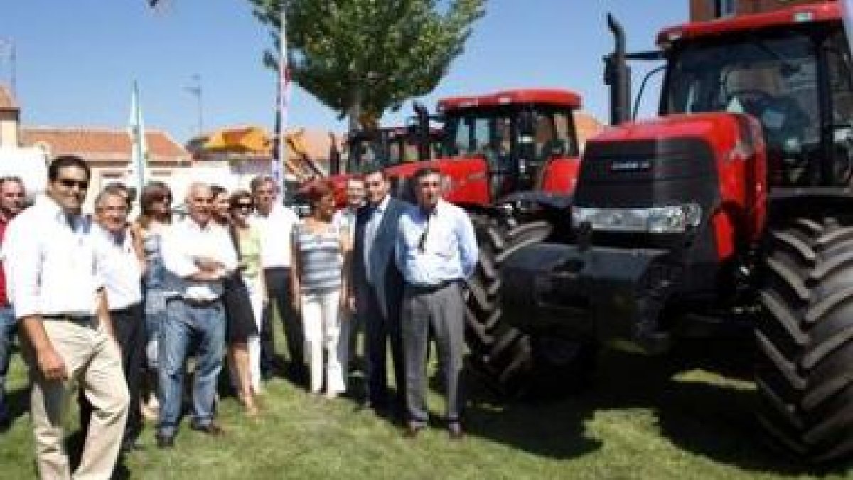 Las autoridades visitan la feria multisectorial después de la inauguración de la misma.