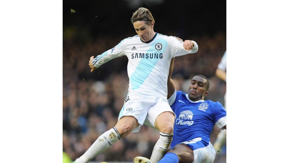 Torres, a la izquierda, se lleva el balón ante Sylvain Distin.