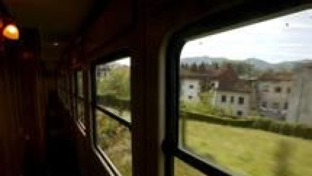 El paisaje se divisa desde las ventanillas del Transcantábrico en el que viajaron los escritores