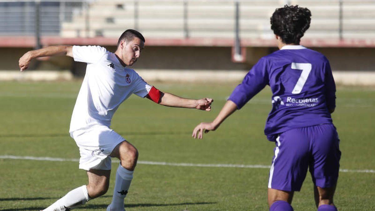 El equipo leonés doblegó al vallisoletano para mantener sus aspiraciones de ascenso. FERNANDO OTERO