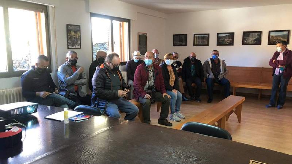 Peranzanes acogió ayer la presentación del proyecto del teleférico de Tormaleo. DL