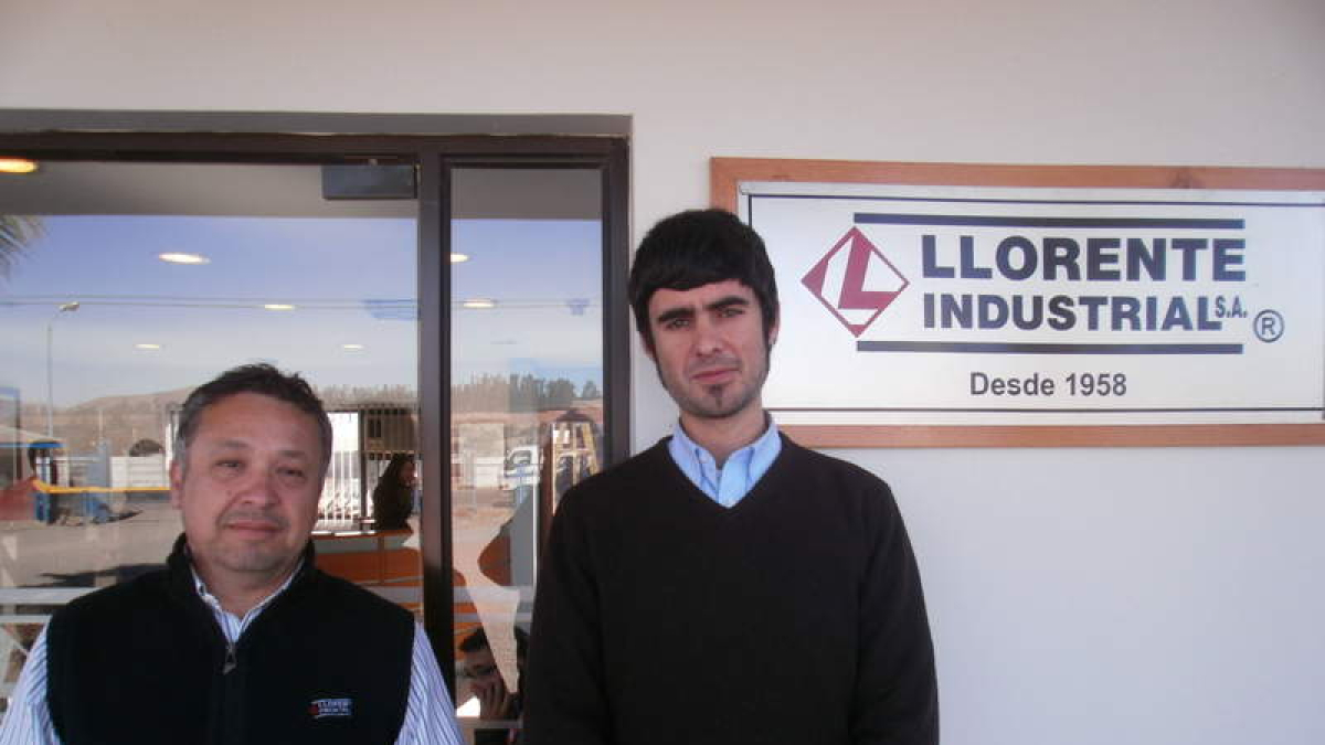 Álvaro García (derecha) junto a su jefe, descendiente de la localidad de Sabero.