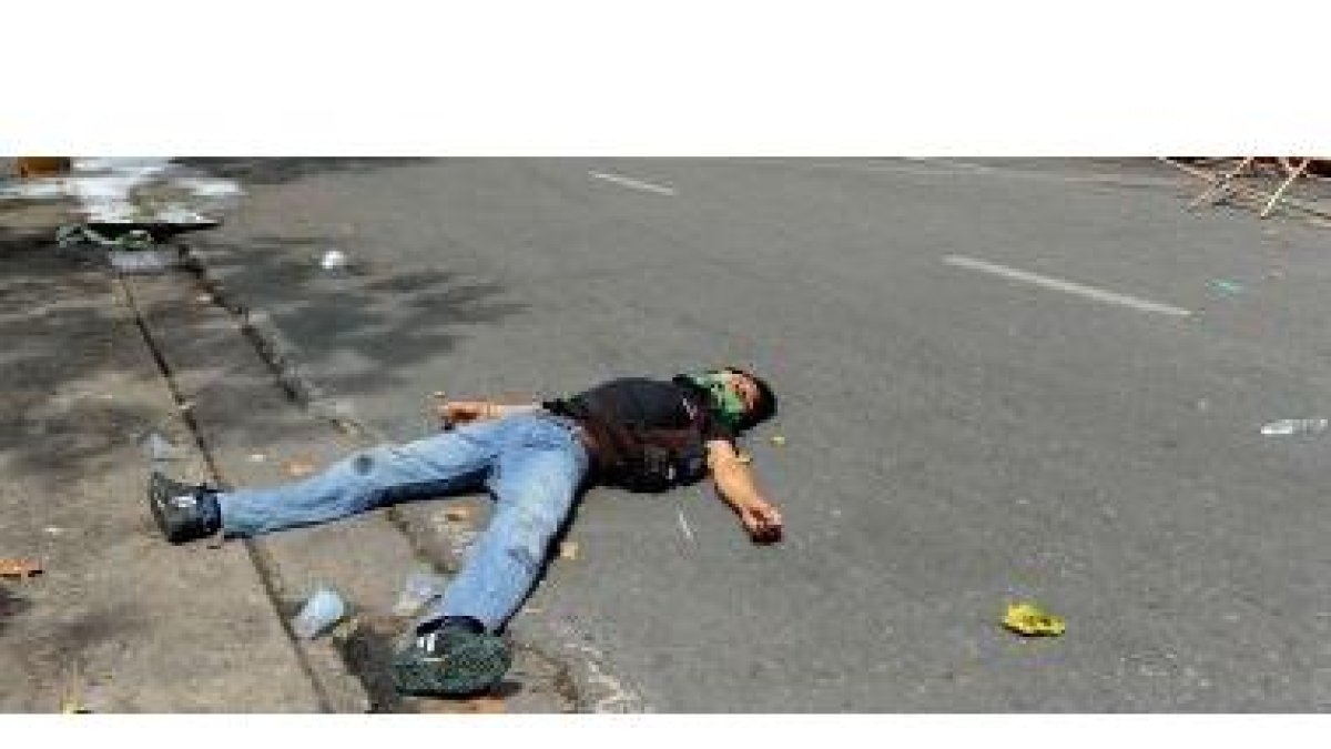 Un manifestante muerto durante el asalto de los 'camisas rojas'.