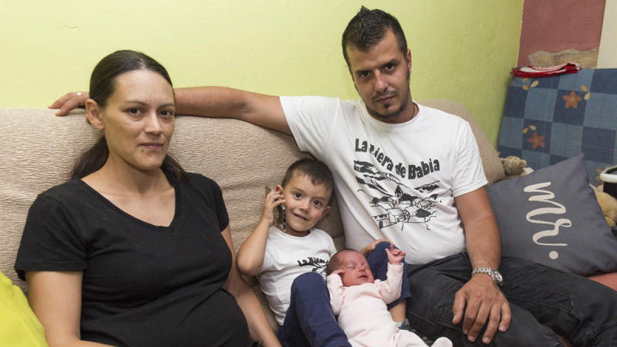 Mónica, Luca, Noah y Víctor, en la misma dependencia de la casa donde ocurrieron los hechos el pasado lunes. FERNANDO OTERO