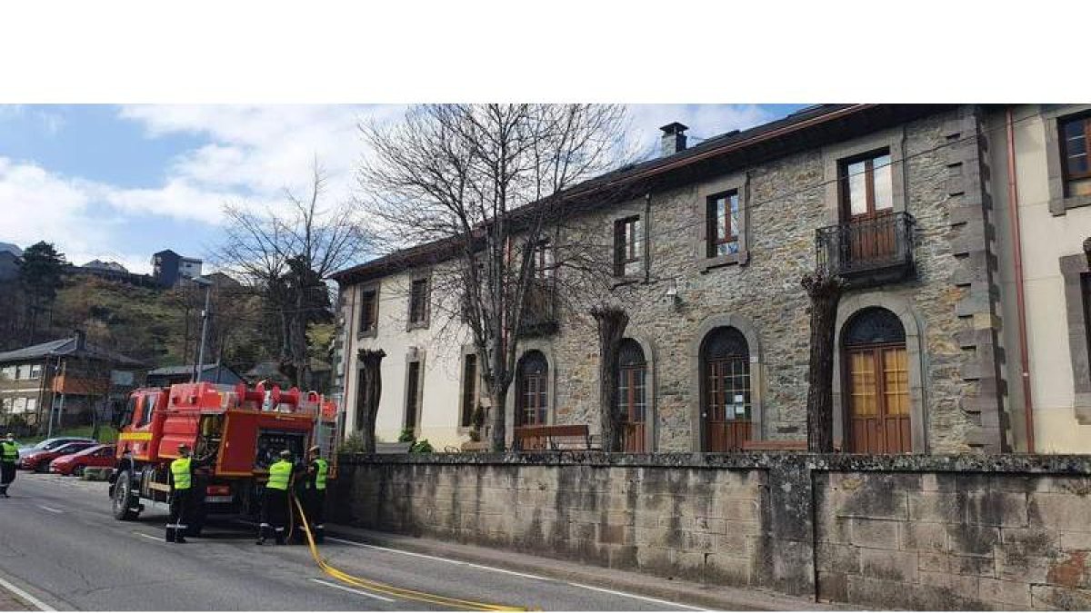 Fachada de la residencia El Roble de Caboalles de Abajo durante las labores de desinfección que acometió la UME tras conocerse el foco de contagio en el centro.