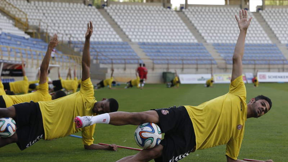 Los jugadores cataríes de la Cultural ya están de nuevo a las órdenes de Juan Ferrando, el lesionado Tameem incluido