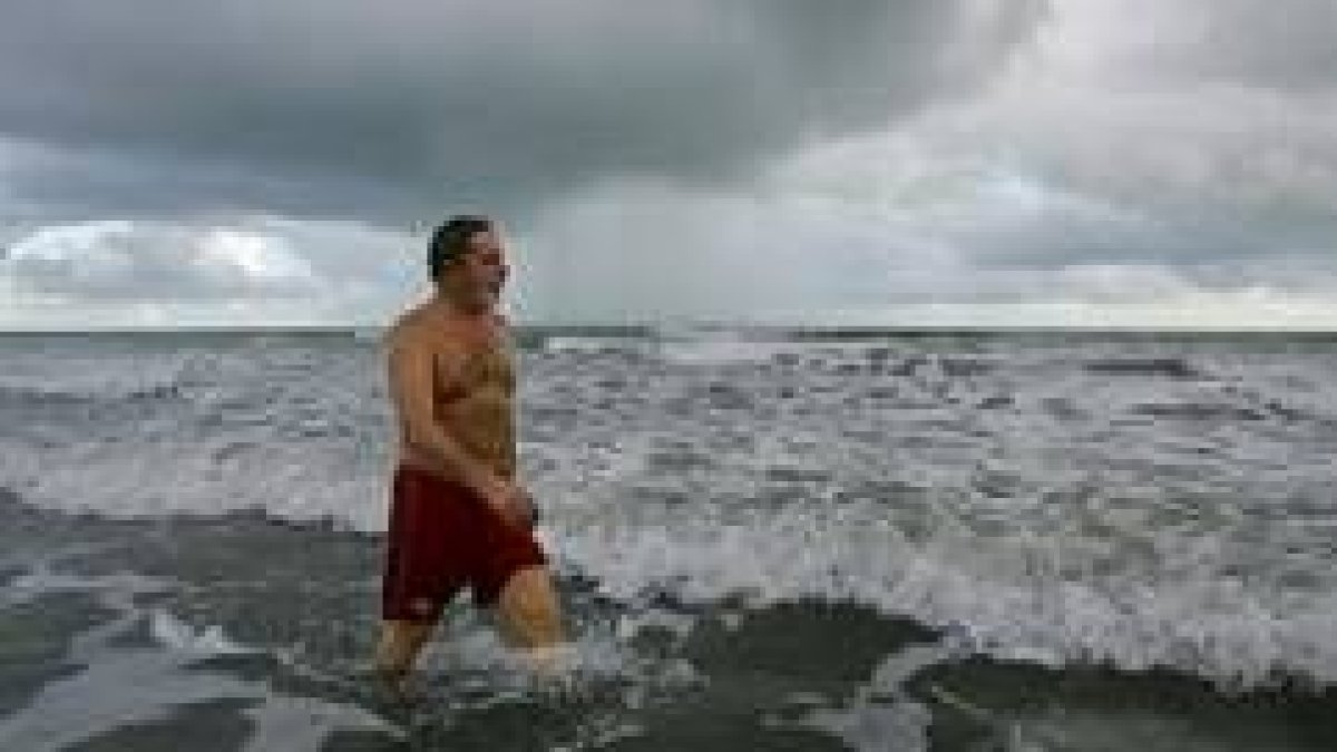 El presidente brasileño aprovecha una visita de estado para zambullirse en el mar de Copacabana