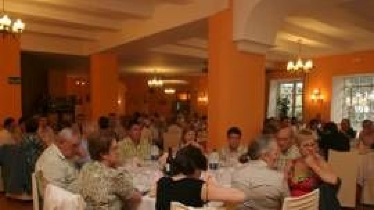 Arriba, la mantenedora en plena acción. Abajo, algunos invitados