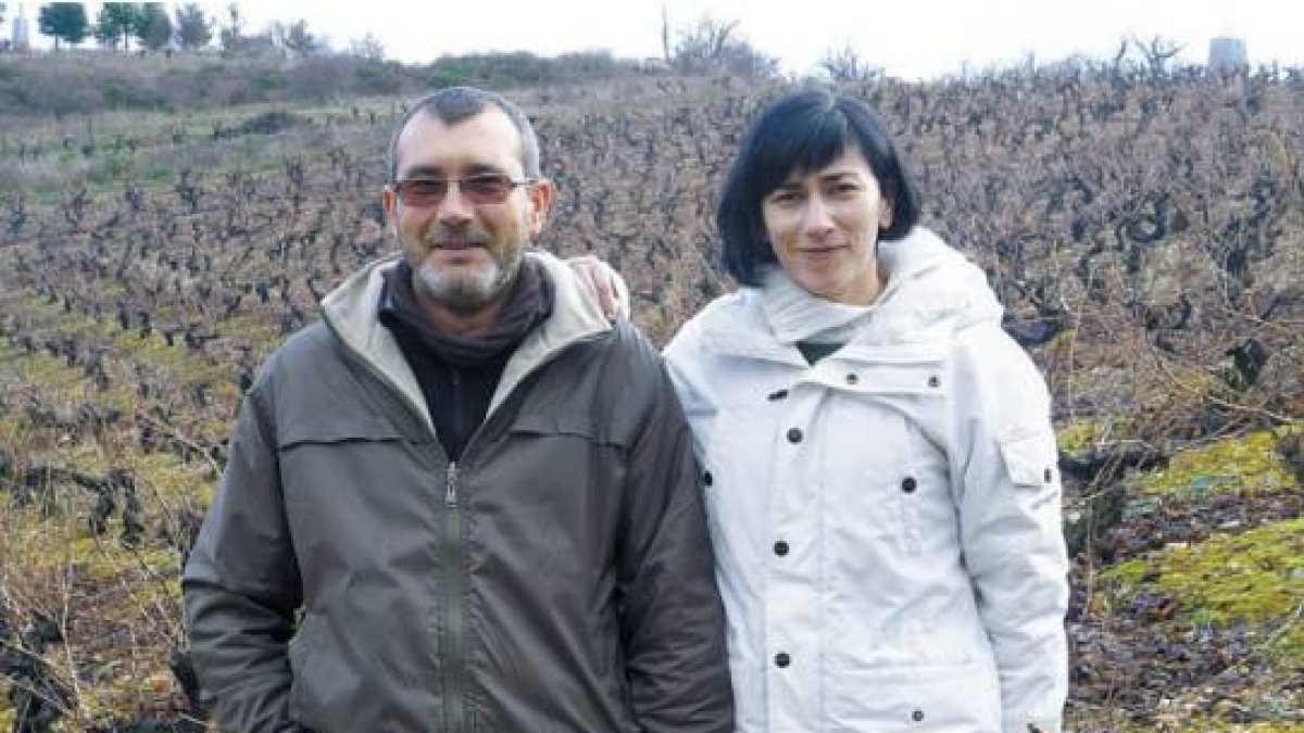 José Modesto Valle Blanco y Charo Sández, en una de las pequeñas viñas del paraje de Cabarco.