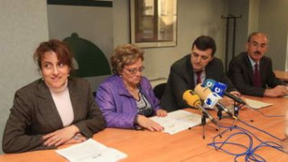 Flor Juan y Mercedes García, de la asociación, y Javier Sánchez y José Buenaventura, de Caja Madrid
