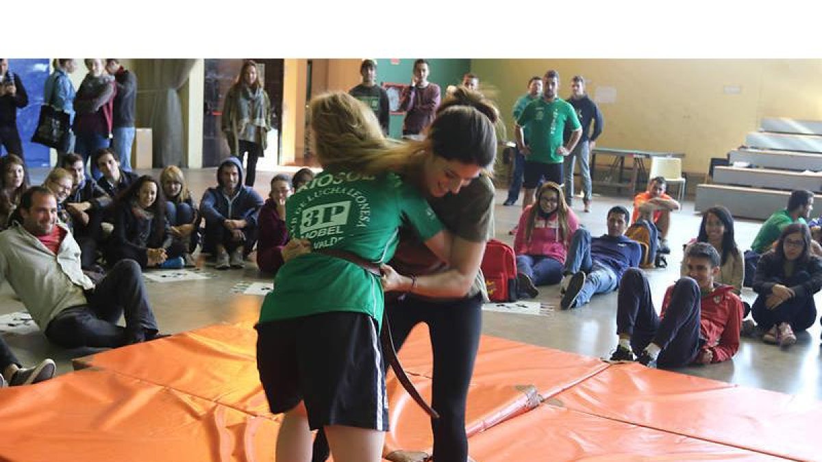 Un momento de la exhibición de lucha leonesa.