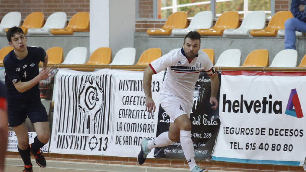 Raúl fue uno de los jugadores destacados en el equipo trepalense a pesar de la derrota. FERNANDO OTERO