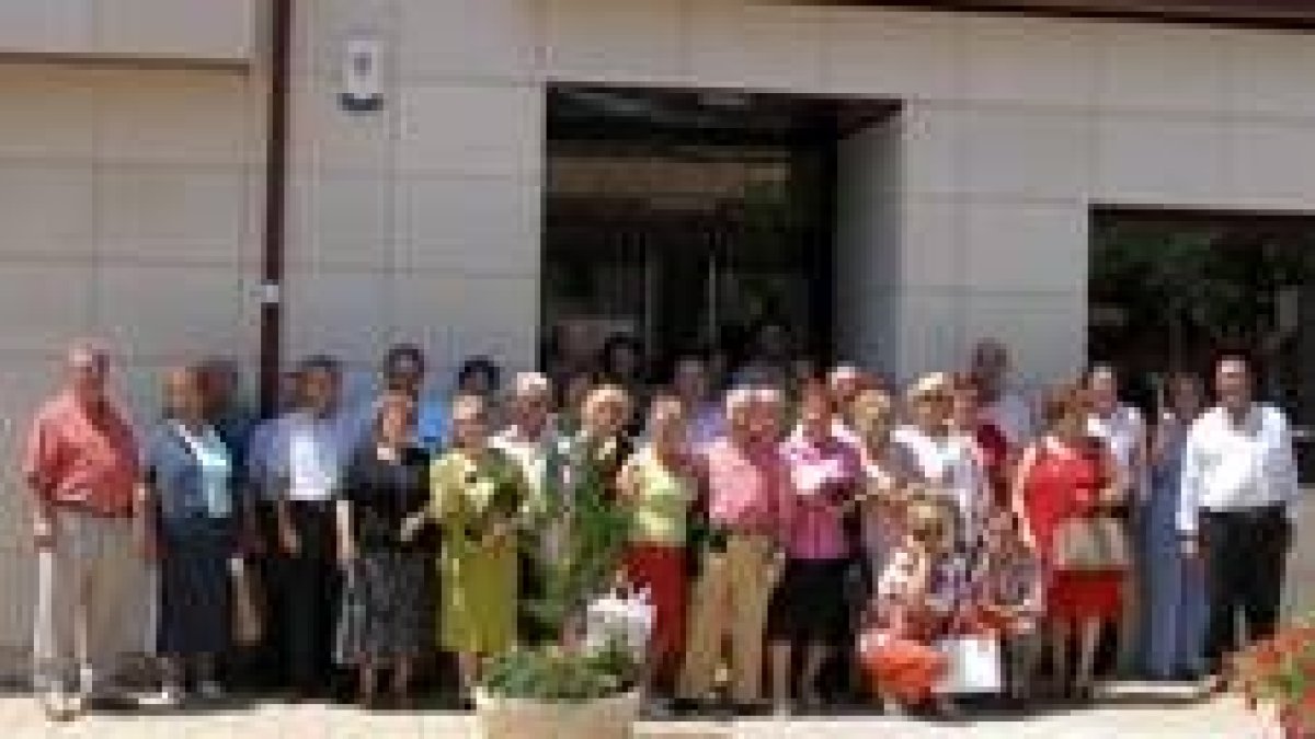 Los 43 miembros de la familia Castro, a la entrada del Ayuntamiento