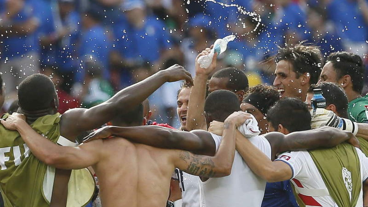Los jugadores que componen la selección de Costa Rica celebran el triunfo y el pase.